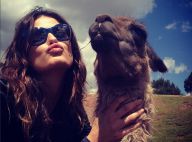 Isabelli Fontana manda beijo ao lado de lhama durante viagem ao Peru