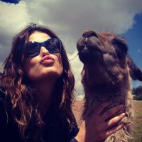 Isabelli Fontana manda beijo ao lado de lhama durante viagem ao Peru