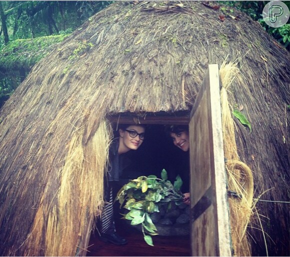 Isabelli Fontana brinca em cabana: 'Hotel'