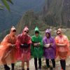 Isabelli Fontana posa com amigos usando capa de chuva colorida: 'Gnomos'