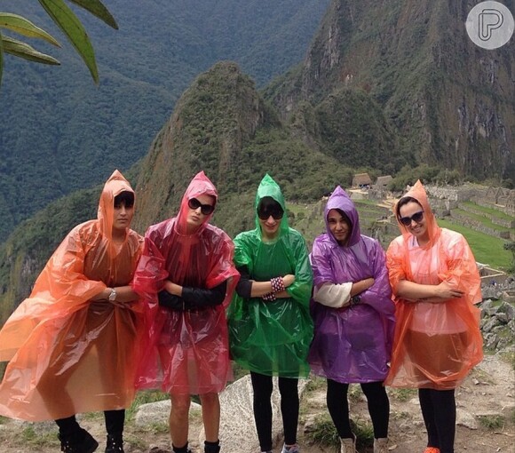 Isabelli Fontana posa com amigos usando capa de chuva colorida: 'Gnomos'