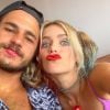 A atriz Isabella Santoni mostrou a boca do namorado suja com seu batom em foto divertida no Instagram