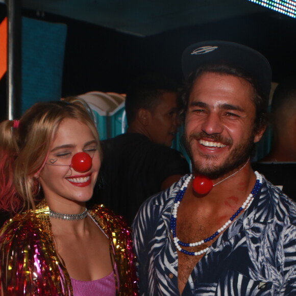 Isabella Santoni troca carinhos com o namorado nos bastidores do Bloco das Poderosas