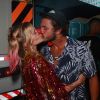 Isabella Santoni ganha beijo do namorado, o surfista Caio Vaz, em foto nos bastidores do Carnaval da Bahia