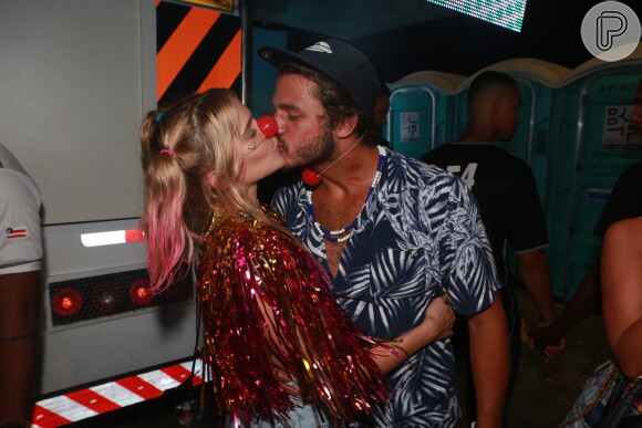 Isabella Santoni ganha beijo do namorado, o surfista Caio Vaz, em foto nos bastidores do Carnaval da Bahia