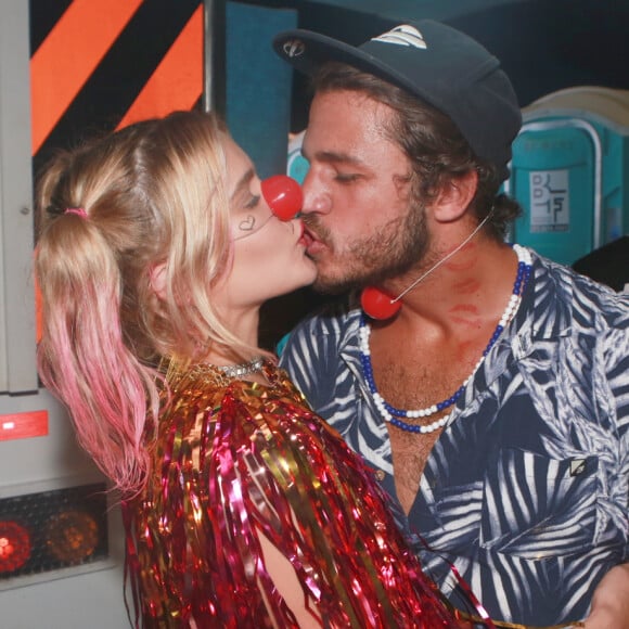 De Arlequina, Isabella Santoni beija Caio Vaz em trio, após retomar namoro, nesta sexta-feira, dia 21 de fevereiro de 2020