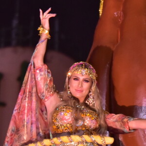 Lívia Andrade representou uma cigana no desfile da Pérola Negra; agremiação perdeu 40$ das fantasias por conta de chuvas