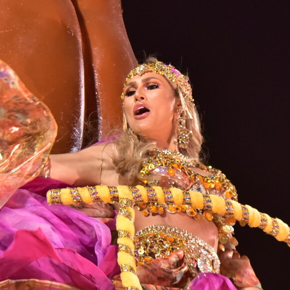 Lívia Andrade desfilou no enredo da Pérola Negra sobre o povo cigano, neste sábado, 22 de fevereiro de 2020