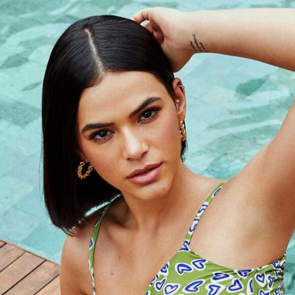 Bruna Marquezine se bronzeia ao lado de amigos em Salvador, na Bahia, em 23 de fevereiro de 2020