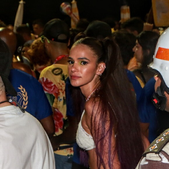 Bruna Marquezine apostou em aplique com as pontas coloridas para bloco