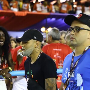 Gabigol conseguiu folga do Flamengo e curtiu o Carnaval do Rio na Sapucaí