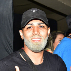 Gabigol, com barba platinada, posa para foto em camarote da Sapucaí