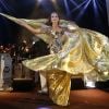 Camila Queiroz com fantasia dourada para o Baile do Copa, no Belmond Copacabana Palace