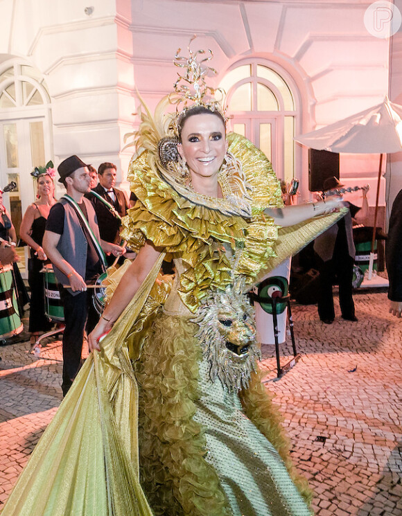 O dourado predominou no Baile do Copa 2020: Andrea Natal, a anfitriã do evento, apostou na cor