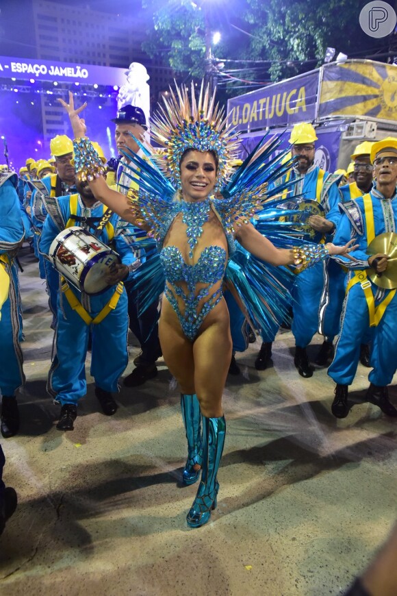 Lexa saiu à frente dos ritmistas da escola de samba carioca