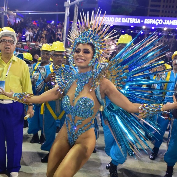 Lexa caiu durante estreia como Rainha de Bateria da Unidos da Tijuca