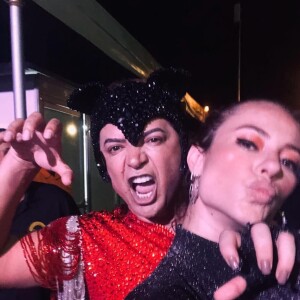 Paolla Oliveira faz selfie poderosa com o radialista David Brazil; os dois desfilaram juntos pela Grande Rio, vice-campeã do Carnaval 2020 do Rio de Janeiro