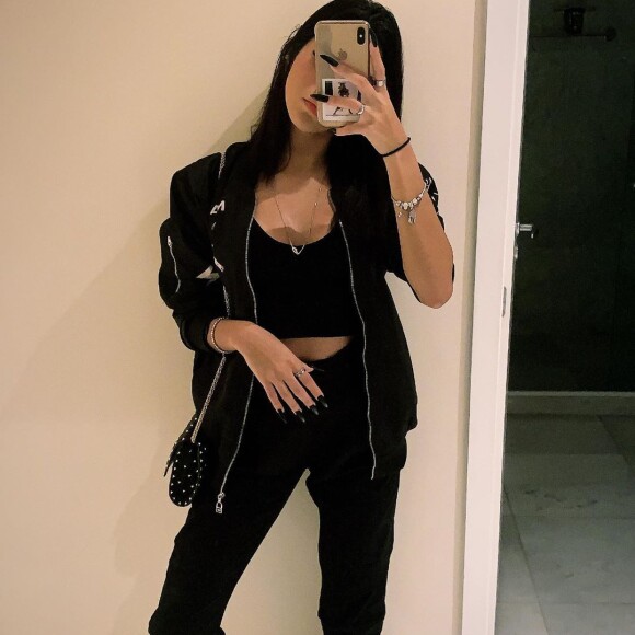 Irmã de Gabigol, Dhiovanna Barbosa faz foto com look monocromático 