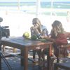 Ticiane Pinheiro come um sanduíche durante entrevista com Valesca Popozuda