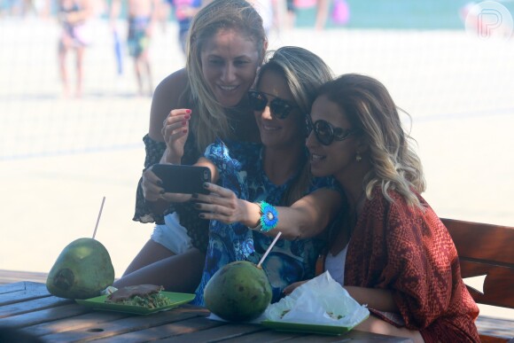 Ticiane Pinheiro e Valesca Popozuda tiram selfie com fã