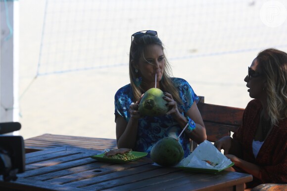 Ticiane Pinheiro bebe água de coco durante entrevista com Valesca Popozuda