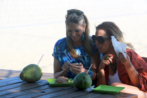 Ticiane Pinheiro e Valesca Popozuda conferem mensagens no celular da apresentadora