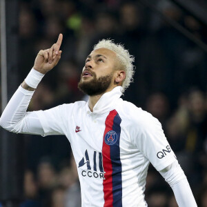 Neymar apareceu ao lado da apresentadora Janin Ulmann