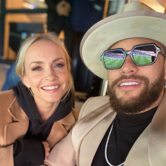 Neymar posa com a apresentadora Janin Ulhmann e levanta suspeitas de affair