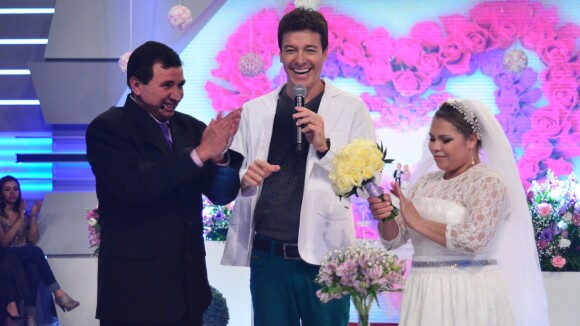 Rodrigo Faro promove casamento no palco de seu programa, e exibe viagem à Disney