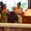Bruna Marquezine ousa no vestido para passear com a mãe, Dona Neide, em shopping no Rio de Janeiro