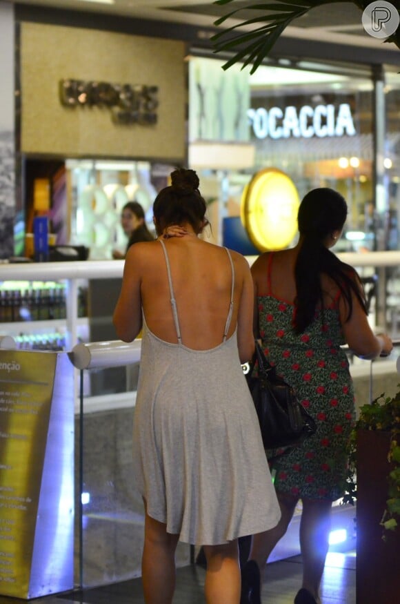 Com as costas nuas e pernas à mostra, Bruna Marquezine passeou em um shopping no Rio