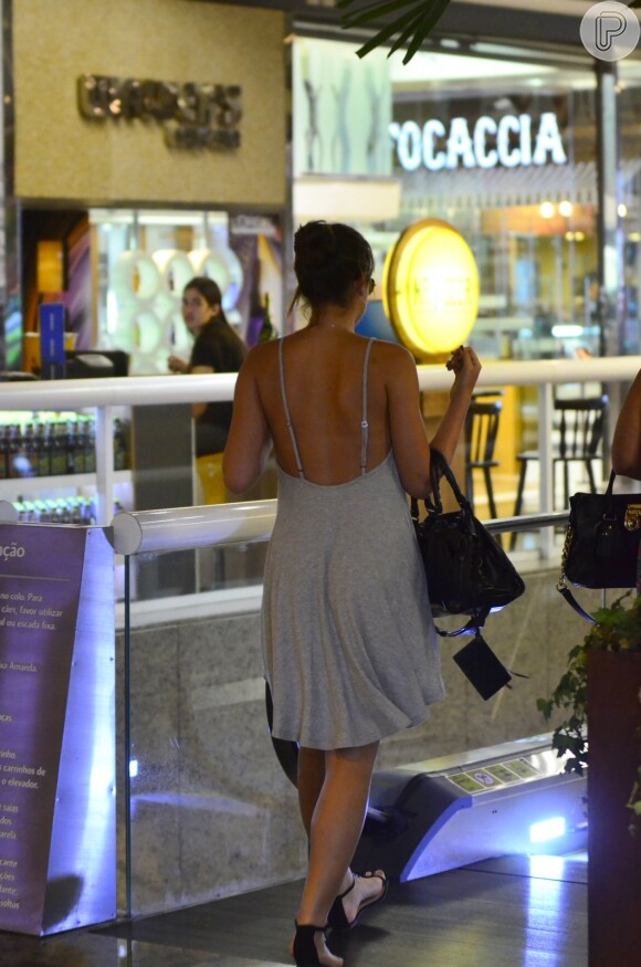 Bruna Marquezine deixou as costas nuas em passeio em shopping no Rio