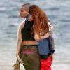 Chris Brown e Rihanna passam o dia do aniversário de 25 anos da cantora em uma praia do Havaí