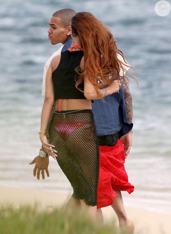 Chris Brown e Rihanna passam o dia do aniversário de 25 anos da cantora em uma praia do Havaí