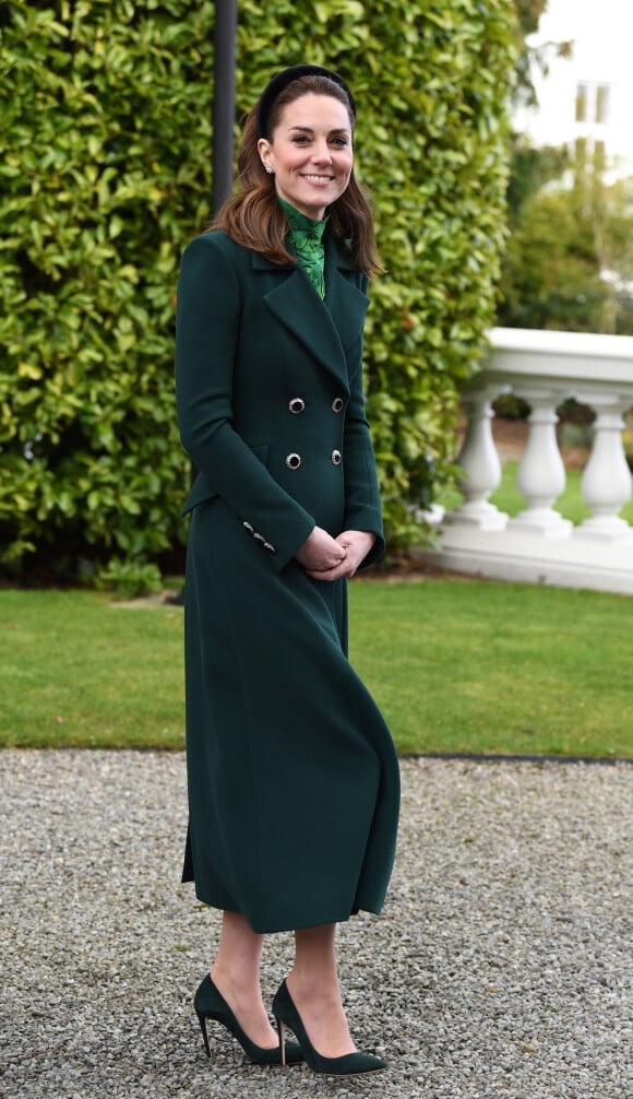 Kate Middleton aliou casaco verde a vestido do mesmo tom
