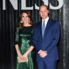 A duquesa de Cambridge, Kate Middleton, brilhou com look esmeralda em compromisso noturno