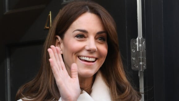 Fashionista consciente: Kate Middleton recicla casaco depois de 13 anos. Fotos!