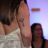 O vestido também decotado deixou à mostra a nova tatuagem em formato de chave no braço esquerdo de Anitta