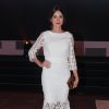 Thaila Ayala, que está passando uma temporada em Nova York, prestigiou o evento usando um sóbrio vestido branco com detalhes em renda