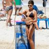 Namorada de Thiago Martins, Talita Nogueira se refresca com banho de mangueira na praia