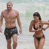 Thiago Martins curte mergulho na praia da Barra da Tijuca com Talita Nogueira