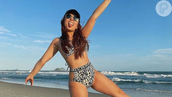 Larissa Manoela desejou um Feliz Dia da Mulher aos seus seguidores direto de uma praia do Rio de Janeiro