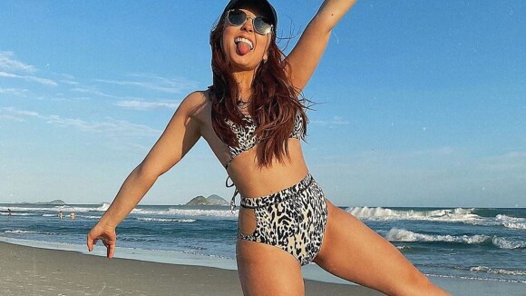 Larissa Manoela comemora Dia da Mulher com foto de biquíni em praia: 'Orgulho'