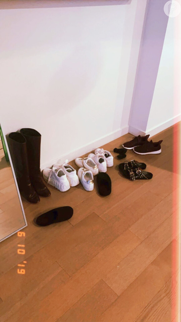 Marina Ruy Barbosa mostra sapatos espalhados pelo chão em nova casa, em Los Angeles, nos Estados Unidos