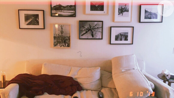 Marina Ruy Barbosa mostra parte da decoração da sala de sua nova casa em Los Angeles, nos Estados Unidos