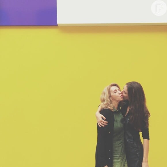 Monica Benini postou foto dando um beijo na mãe, no dia do aniversário dela, 8 de setembro