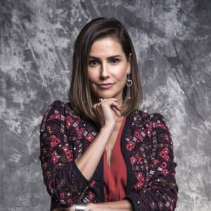 Novela 'Salve-se Quem Puder': Alan (Thiago Fragoso) leva Kyra (Vitória Strada) ao karaokê onde ia com a prima, Alexia/Josimara (Deborah Secco)