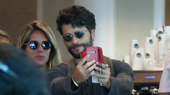 Bruno Gagliasso e Giovanna Ewbank tiram selfie e se abraçam em aeroporto do RJ