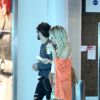 Bruno Gagliasso e Giovanna Ewbank caminham juntos em aeroporto