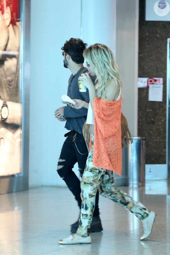 Bruno Gagliasso e Giovanna Ewbank caminham juntos em aeroporto